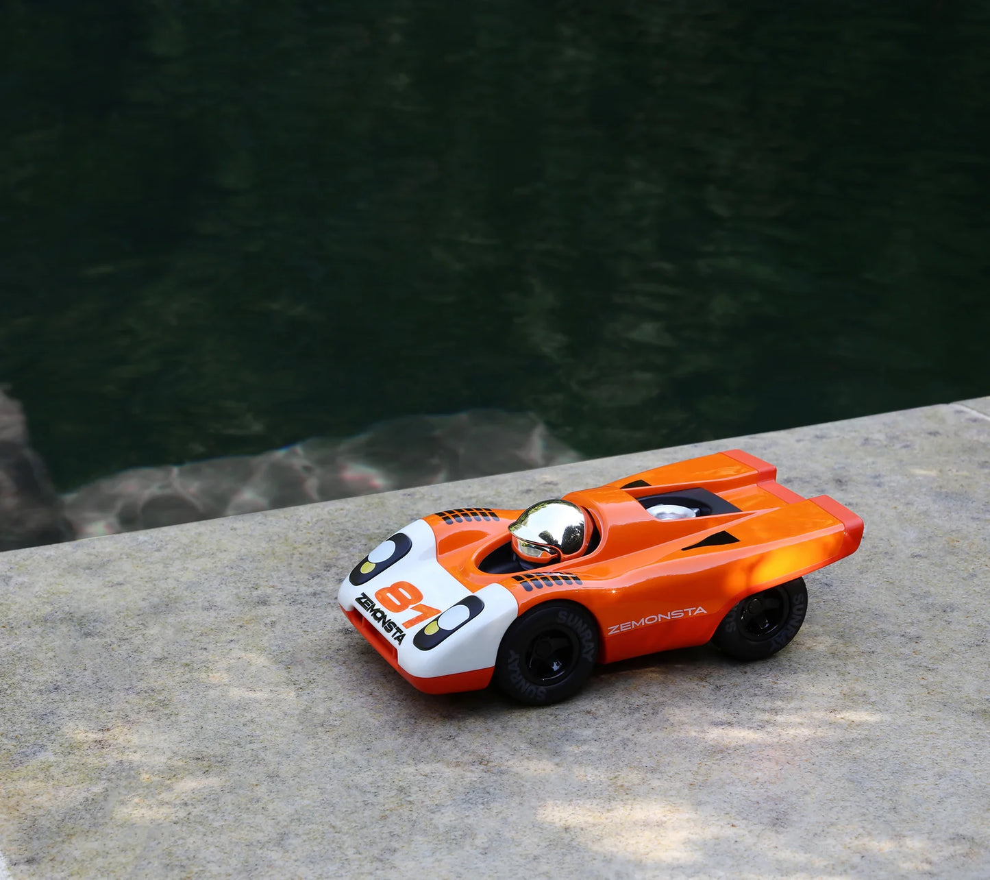 Voiture Playforever Zemonsta Egon en extérieur