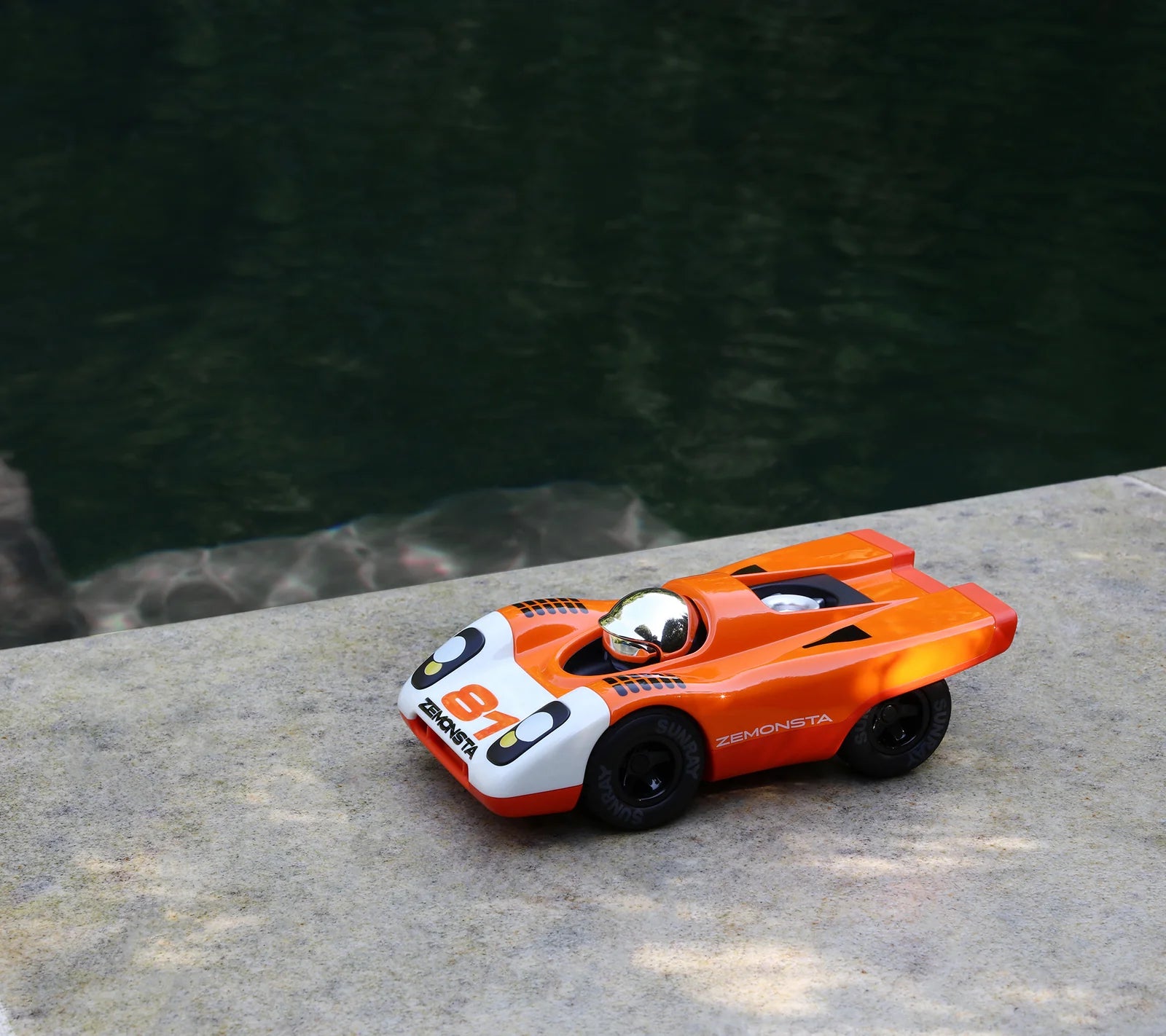 Voiture Playforever Zemonsta Egon en extérieur