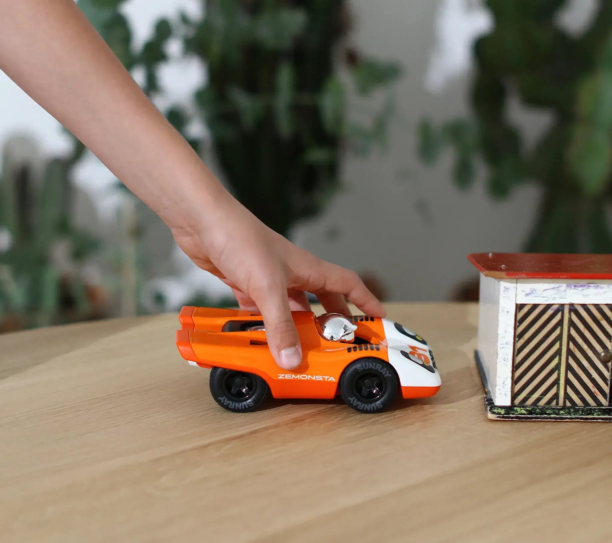 Voiture miniature Zemonsta Egon Playforever tenue en main