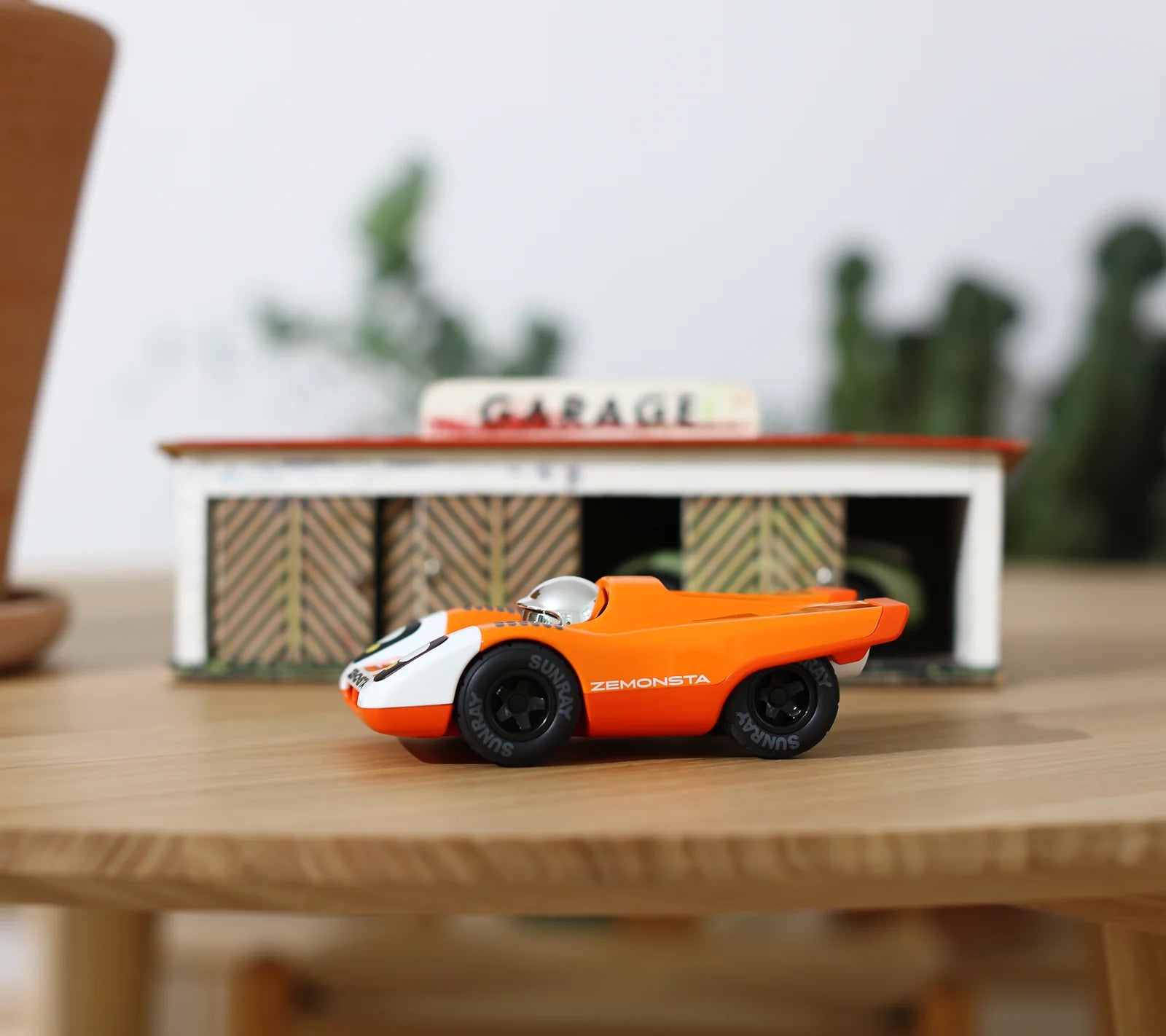 Profil de la voiture miniature Playforever Zemonsta Egon