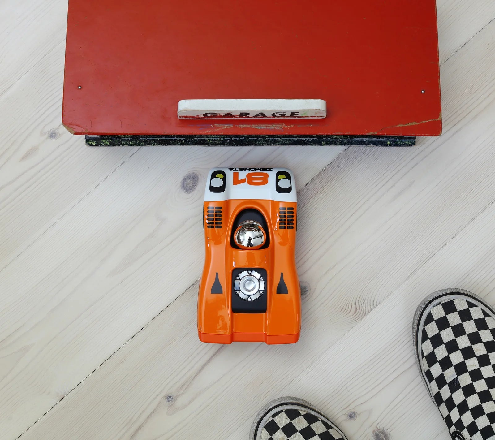 Vue de dessus de la voiture miniature Zemonsta Egon