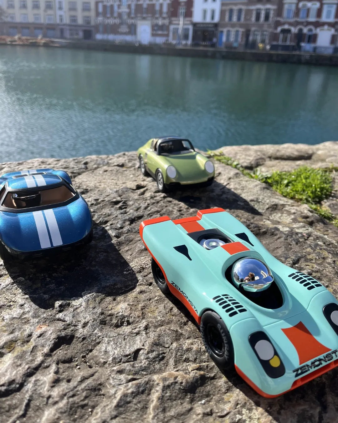 Voiture Playforever Zemonsta Klaus turquoise aux côtés d'autres modèles de la collection.