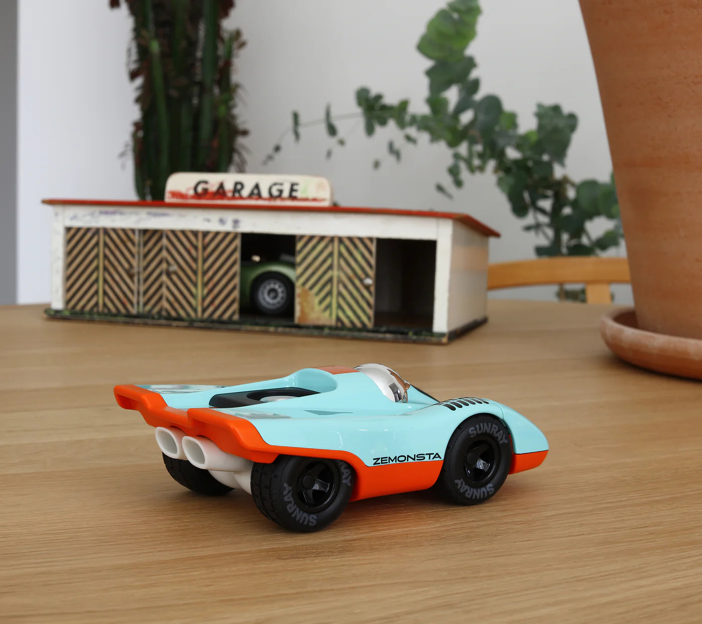 Voiture Playforever Zemonsta Klaus devant un garage miniature