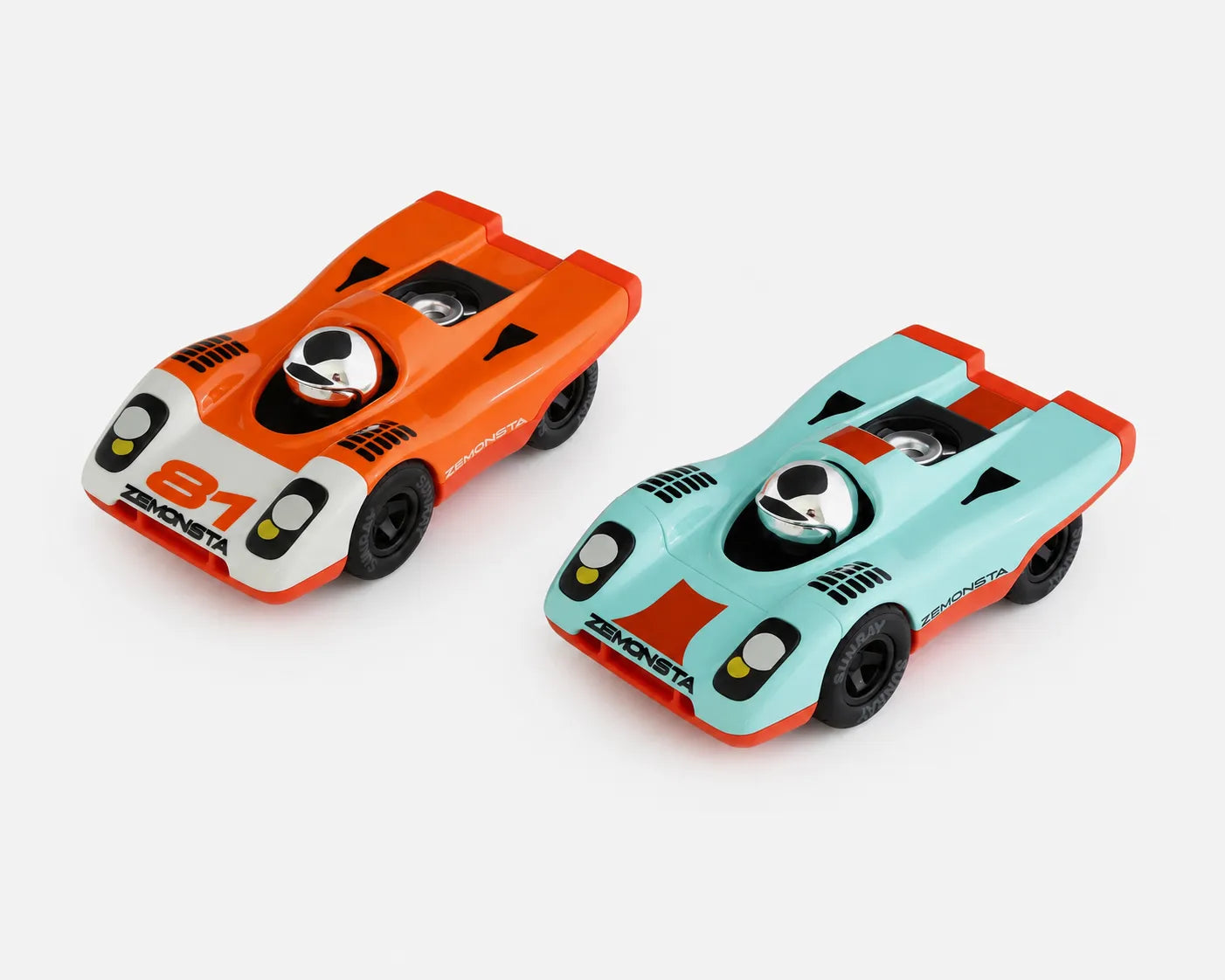 Deux versions de la voiture Playforever Zemonsta en orange et turquoise