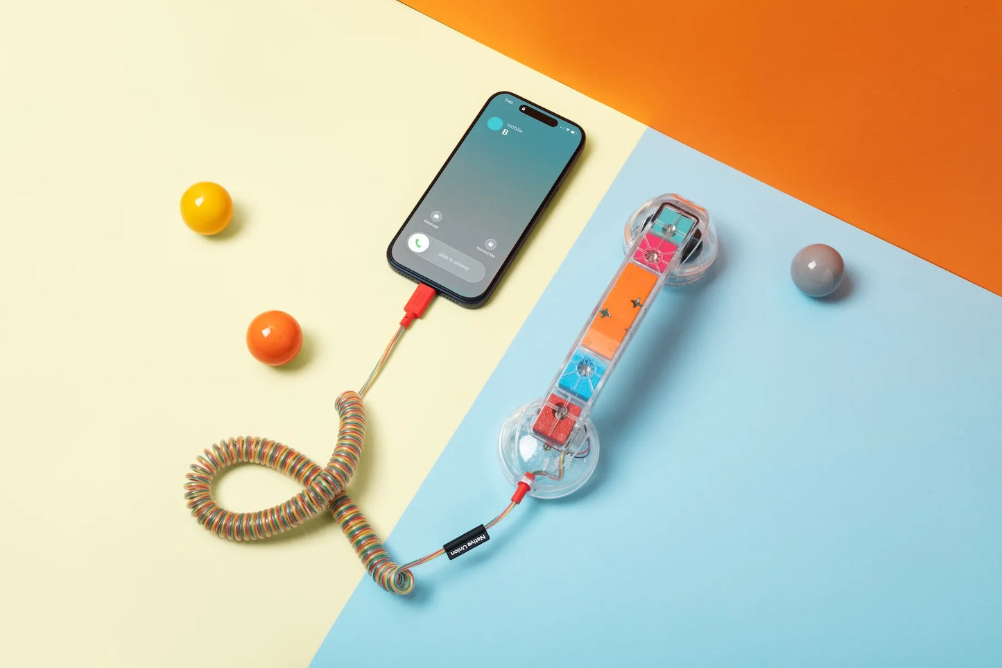 POP Phone Bubble Gum Native Union branché à un smartphone câble spiralé multicolore