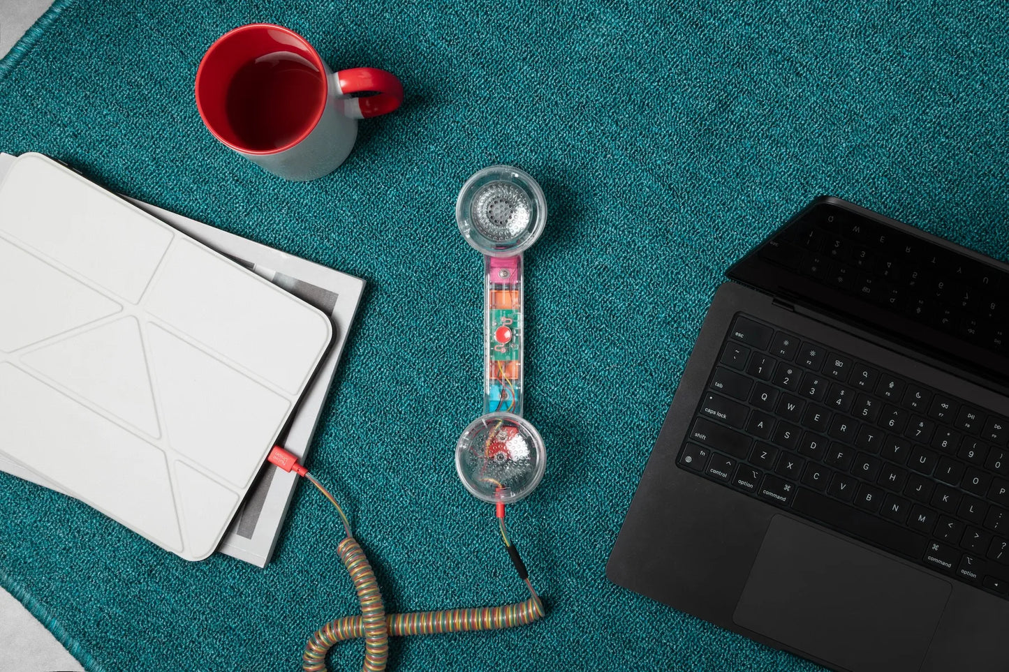 POP Phone Bubble Gum Native Union sur un bureau avec ordinateur et accessoires