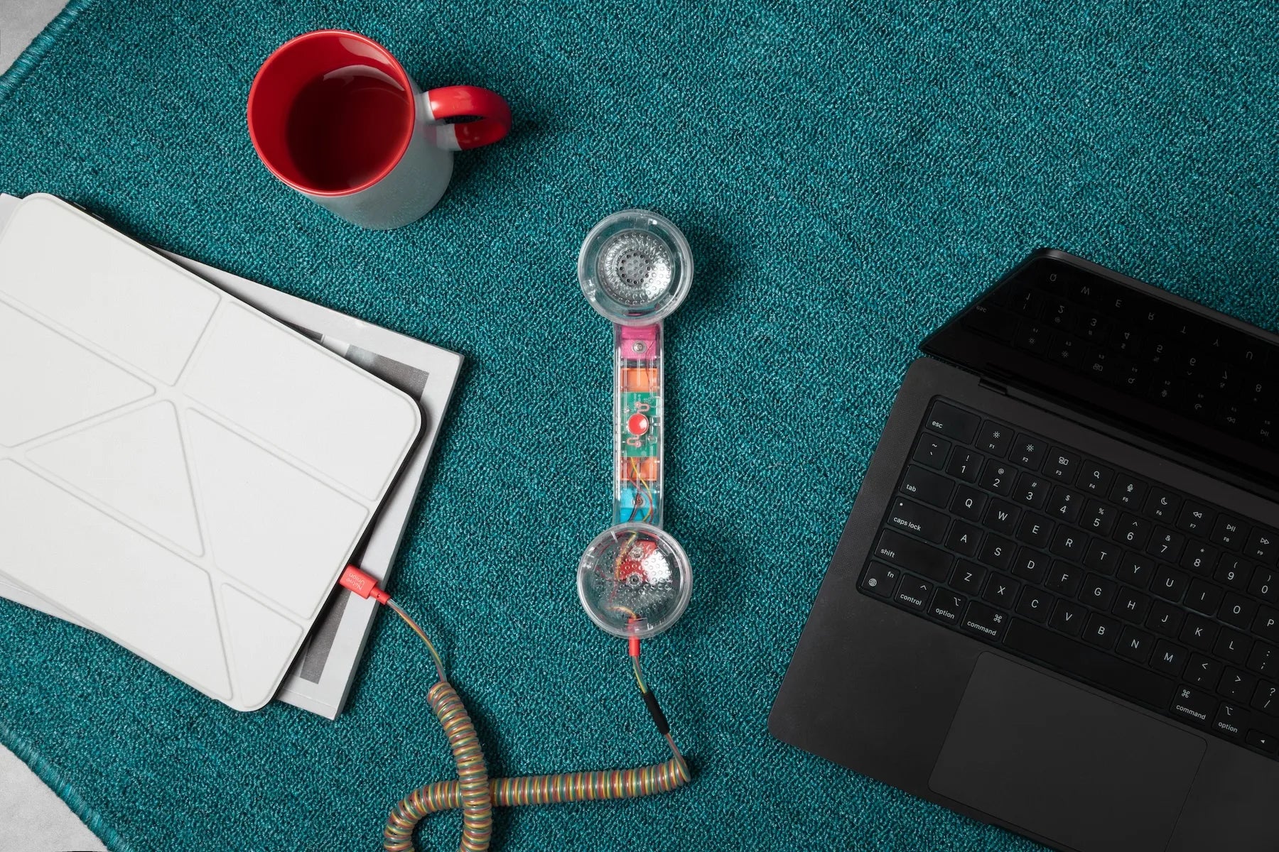 POP Phone Bubble Gum Native Union sur un bureau avec ordinateur et accessoires