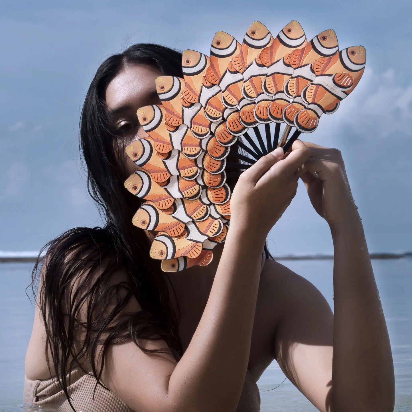 Photo d'une mannequin avec l'éventail poisson clown de chez Pubumésu
