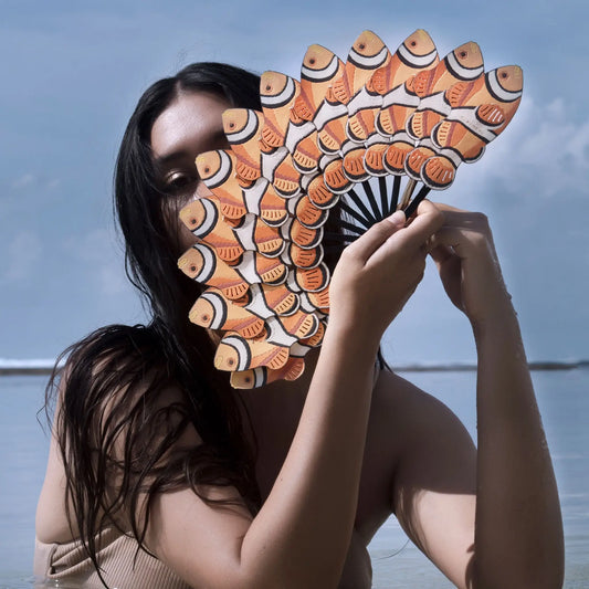 Photo d'une mannequin avec l'éventail poisson clown de chez Pubumésu