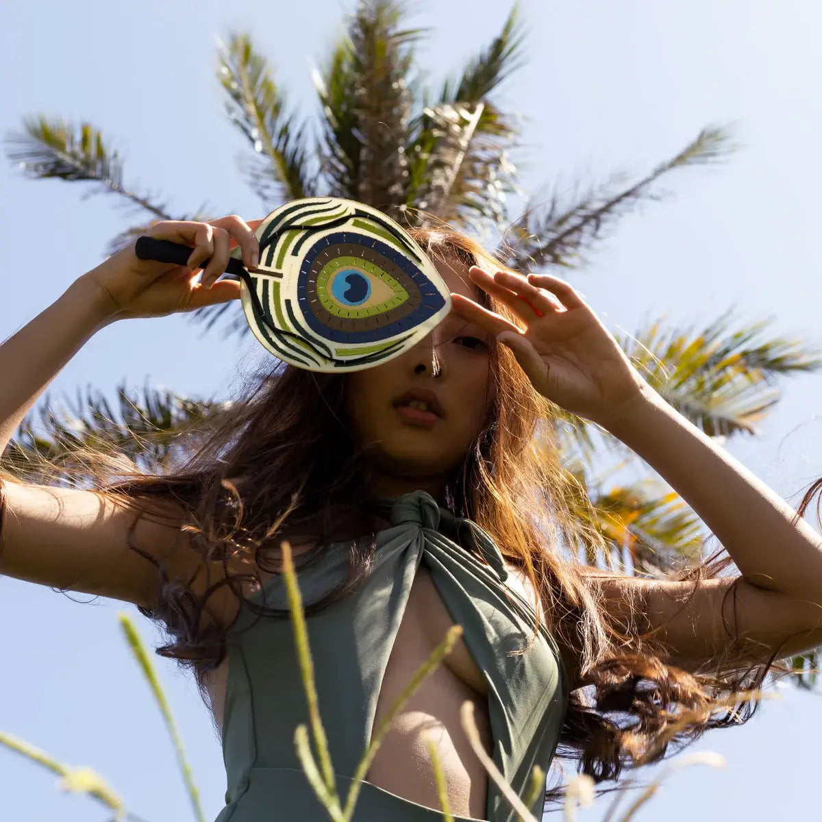 Photo d'une mannequin avec le petit éventail plume de paon de chez Pubumésu