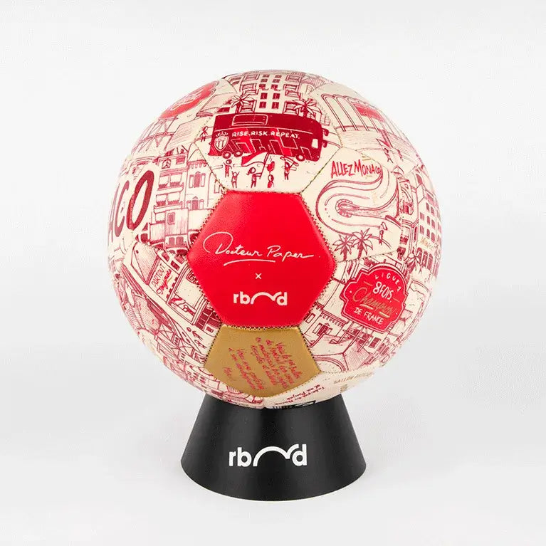 Côté du ballon de football As Monaco x Docteur Paper sur son socle