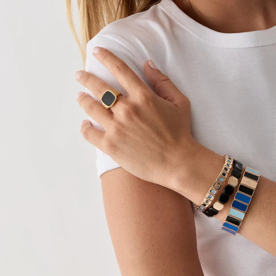 Bracelets Simone à Bordeaux bleus et noirs portés par une mannequin
