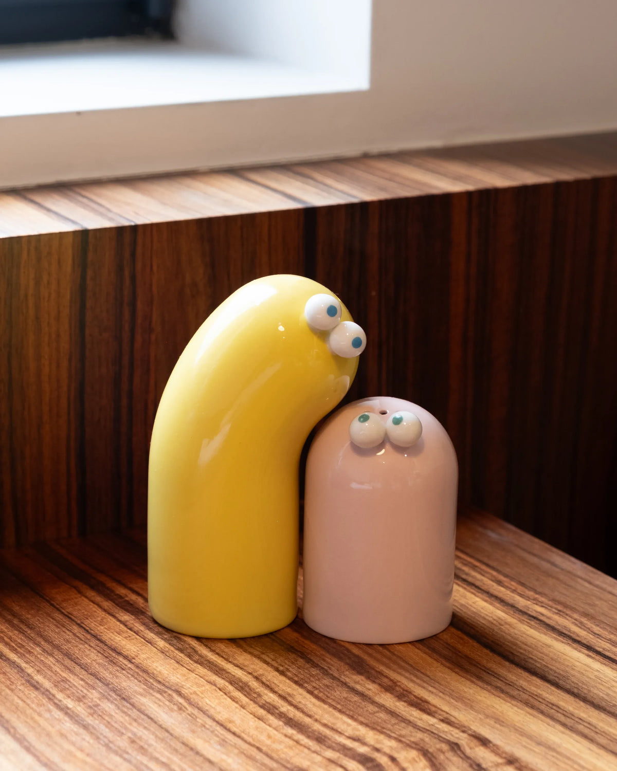 Salt + Pepper de Lucas Zanotto, duo de salière et poivrière dans un intérieur