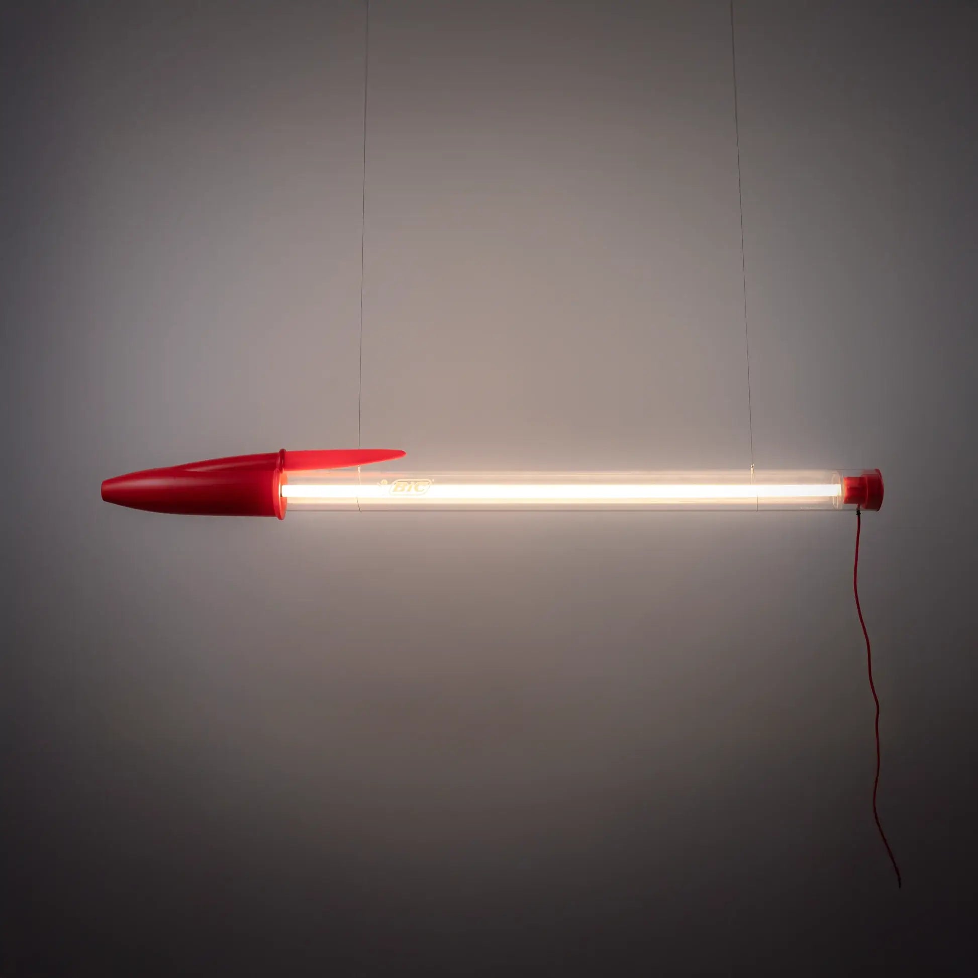 lampe-bic-seletti-rouge-suspension-horizontale