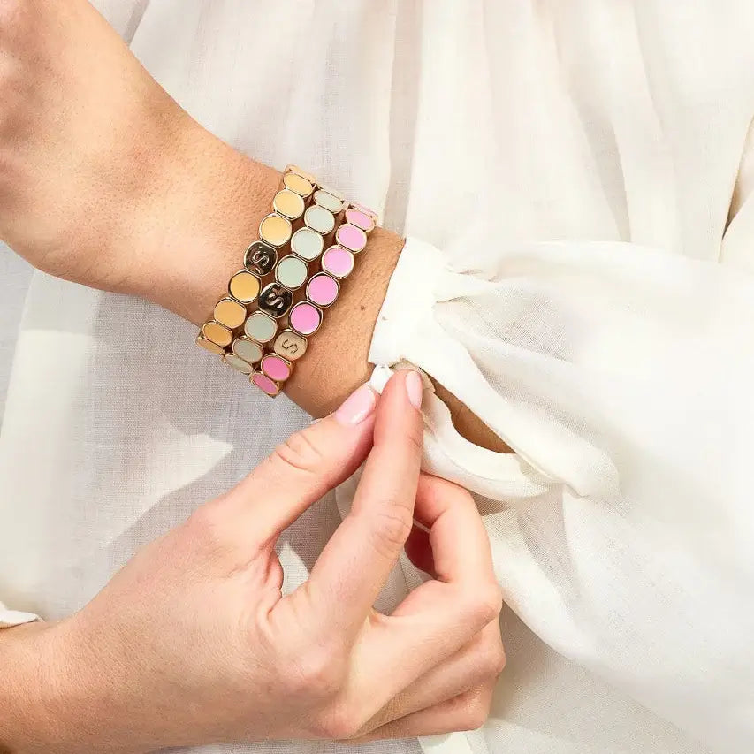 Simone à Bordeaux Bracelets Colormind Lotus, Glacier et Ananas portés sur le poignet d'une mannequin