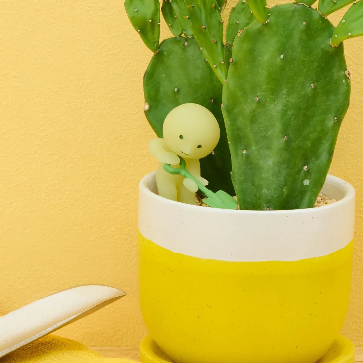 Smiski occupé à déterrer un cactus