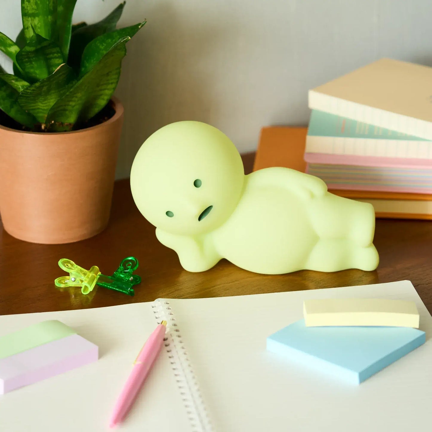 Lampe Smiski touch light 2 sur un bureau