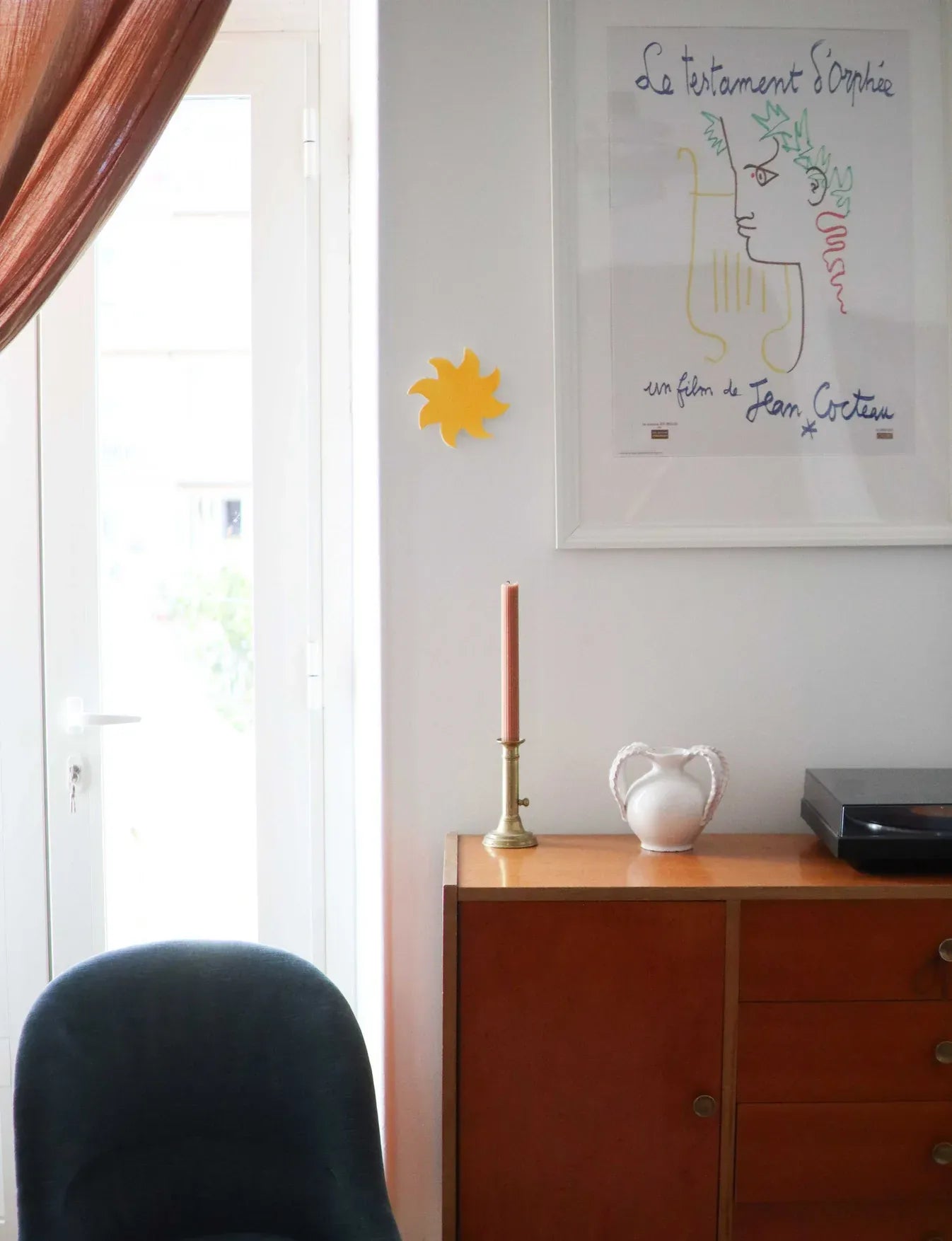 Soleil mural jaune en céramique dans un intérieur contemporain