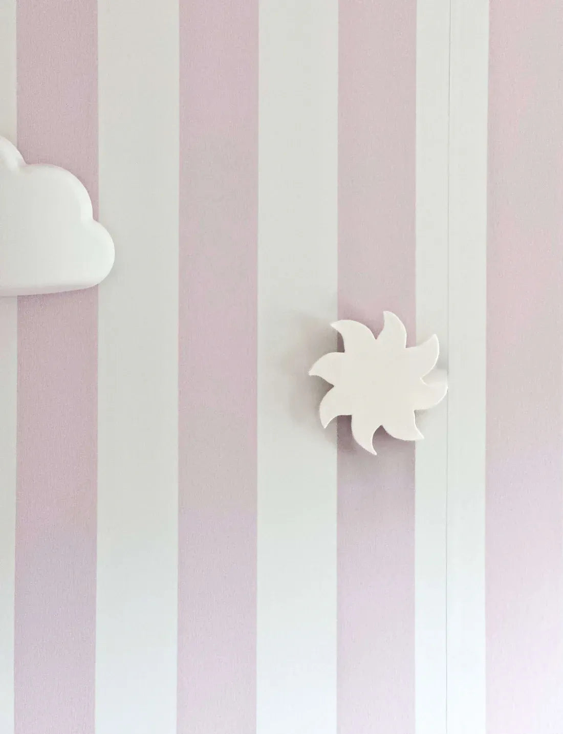 Soleil mural blanc en céramique Maison Béata dans une chambre d’enfant