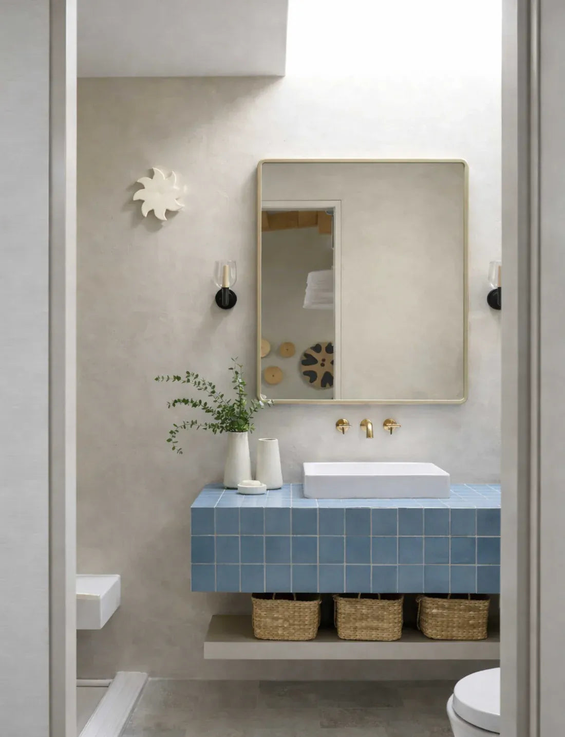 Soleil mural blanc dans une salle de bain