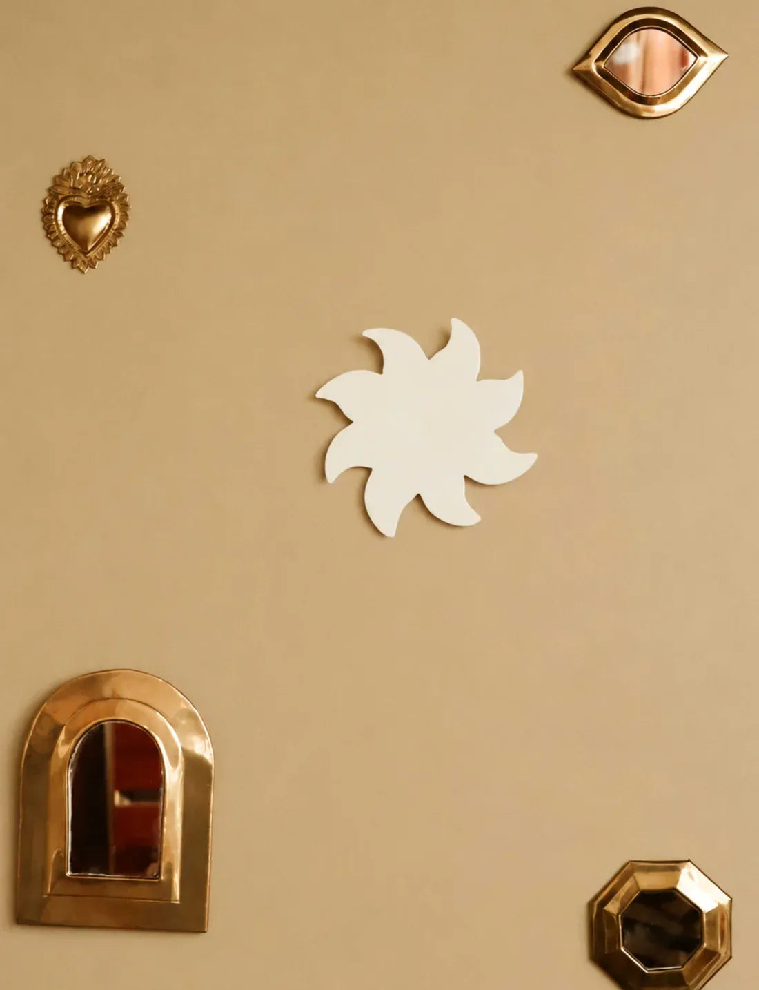Soleil mural blanc avec des miroirs dorés et des ex-voto