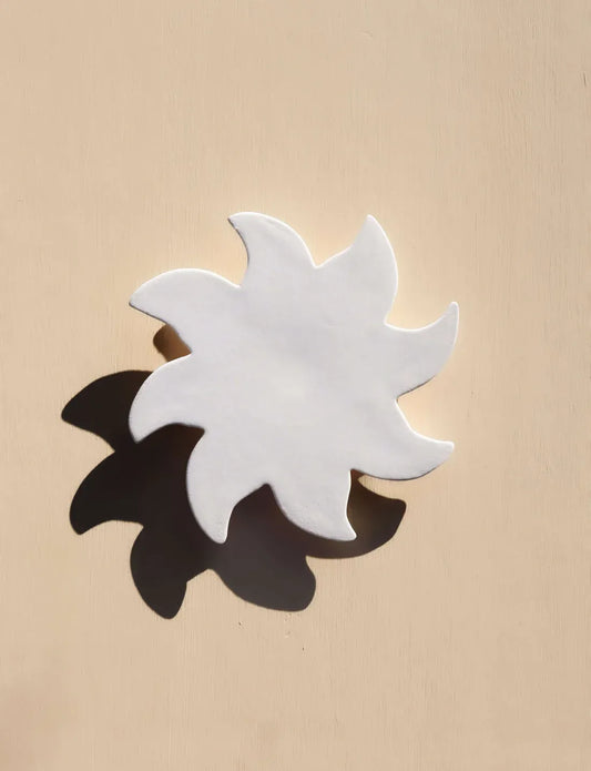 Soleil mural blanc en céramique Maison Béata avec ombre portée