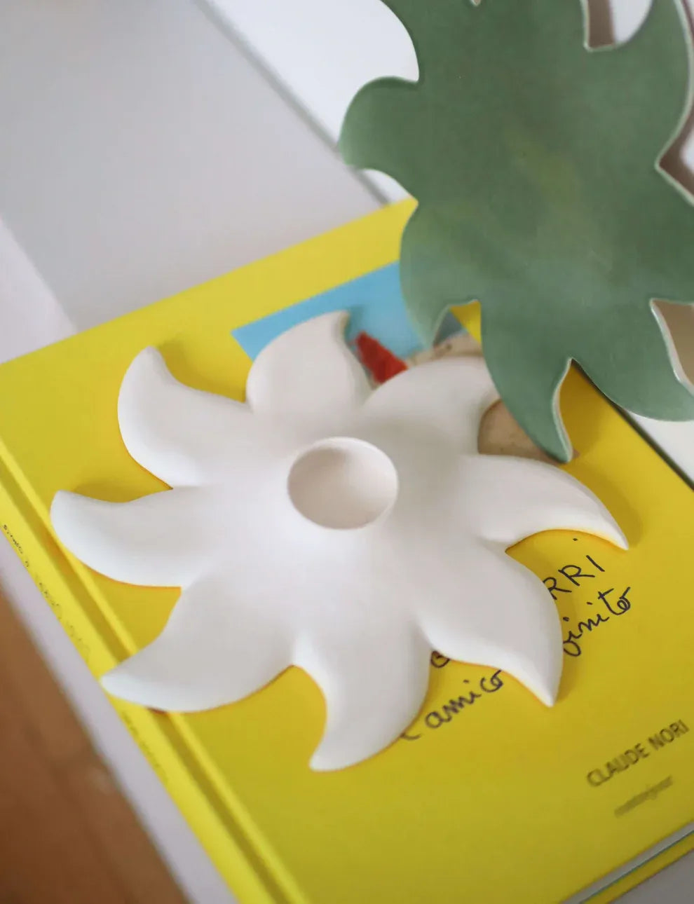 Dos du soleil mural en céramique Maison Béata avec système d’accroche intégré