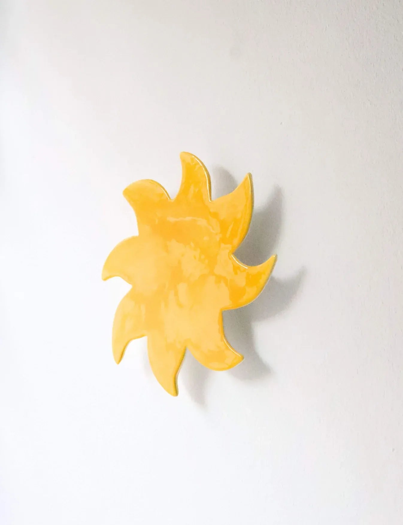 Soleil mural jaune en céramique Maison Béata