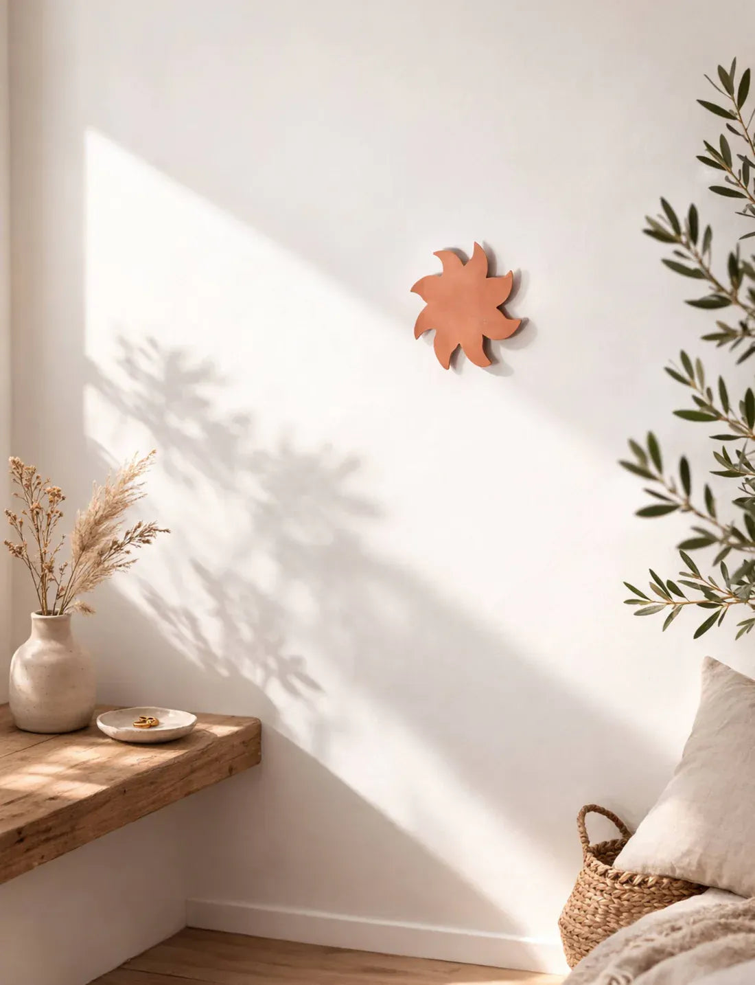 Soleil mural Terracotta brute dans un intérieur méditerranéen