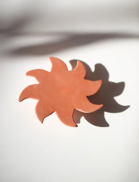 Soleil mural en faïence terracotta émaillée ombre portée