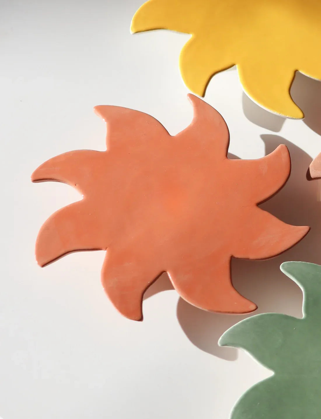 Soleil mural Terre Cuite Émaillée parmi les autres couleurs Maison Béata