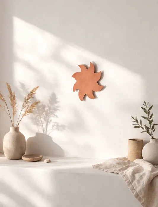 Soleil mural Terre Cuite Émaillée dans un intérieur