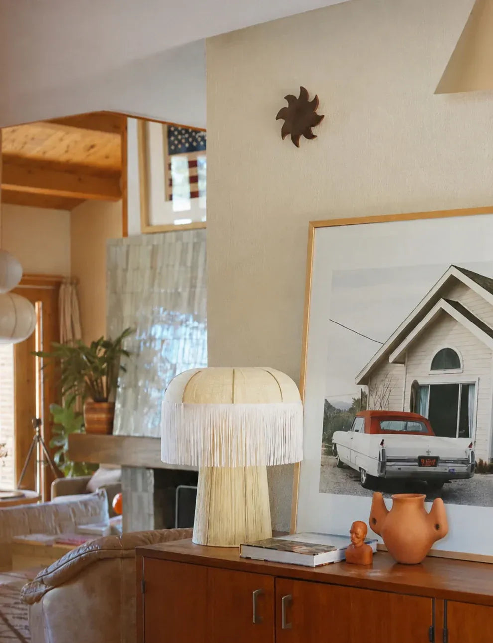 Soleil mural Terre de Feu en céramique Maison Béata dans un salon