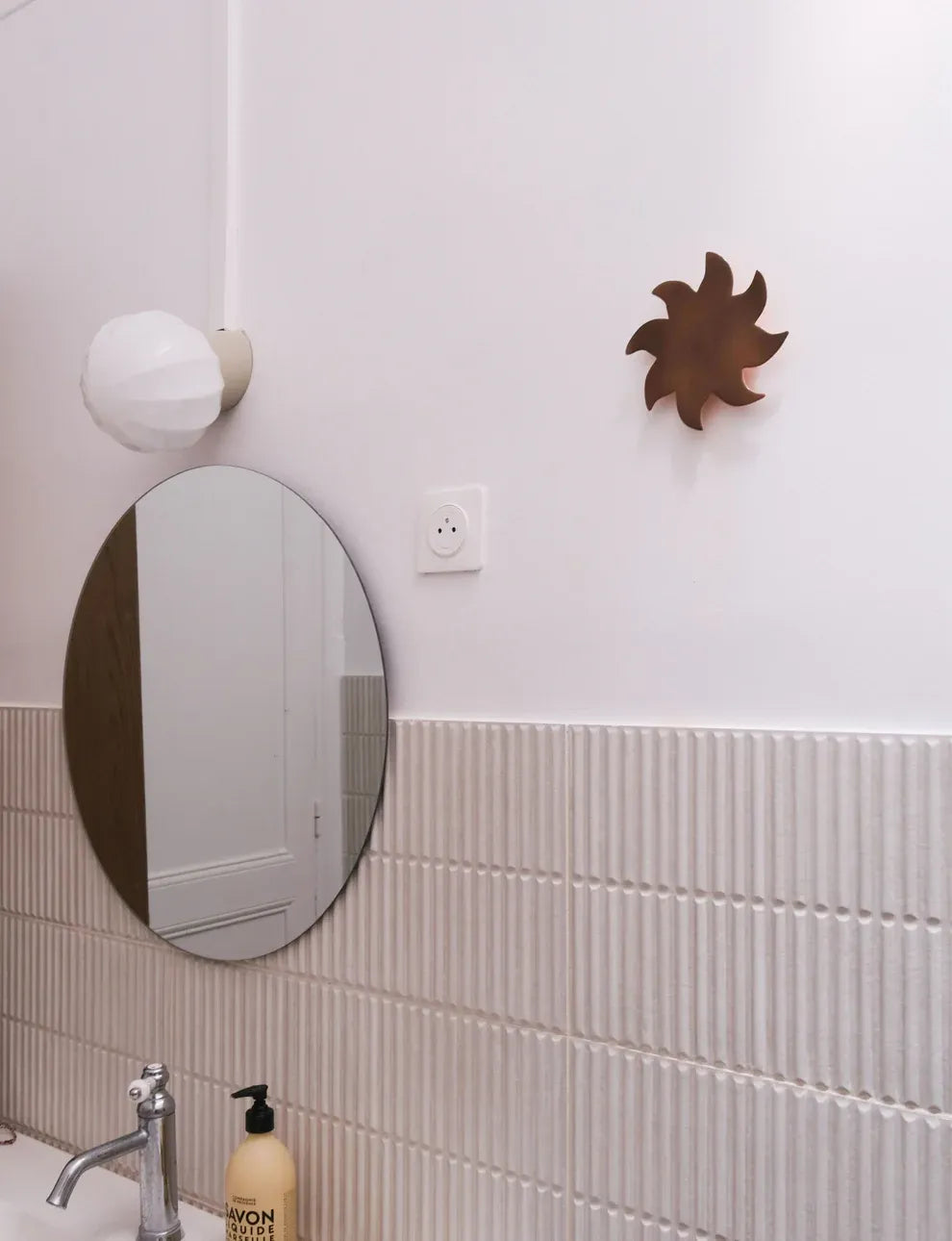 Soleil mural Terre de Feu en céramique Maison Béata dans une salle de bain