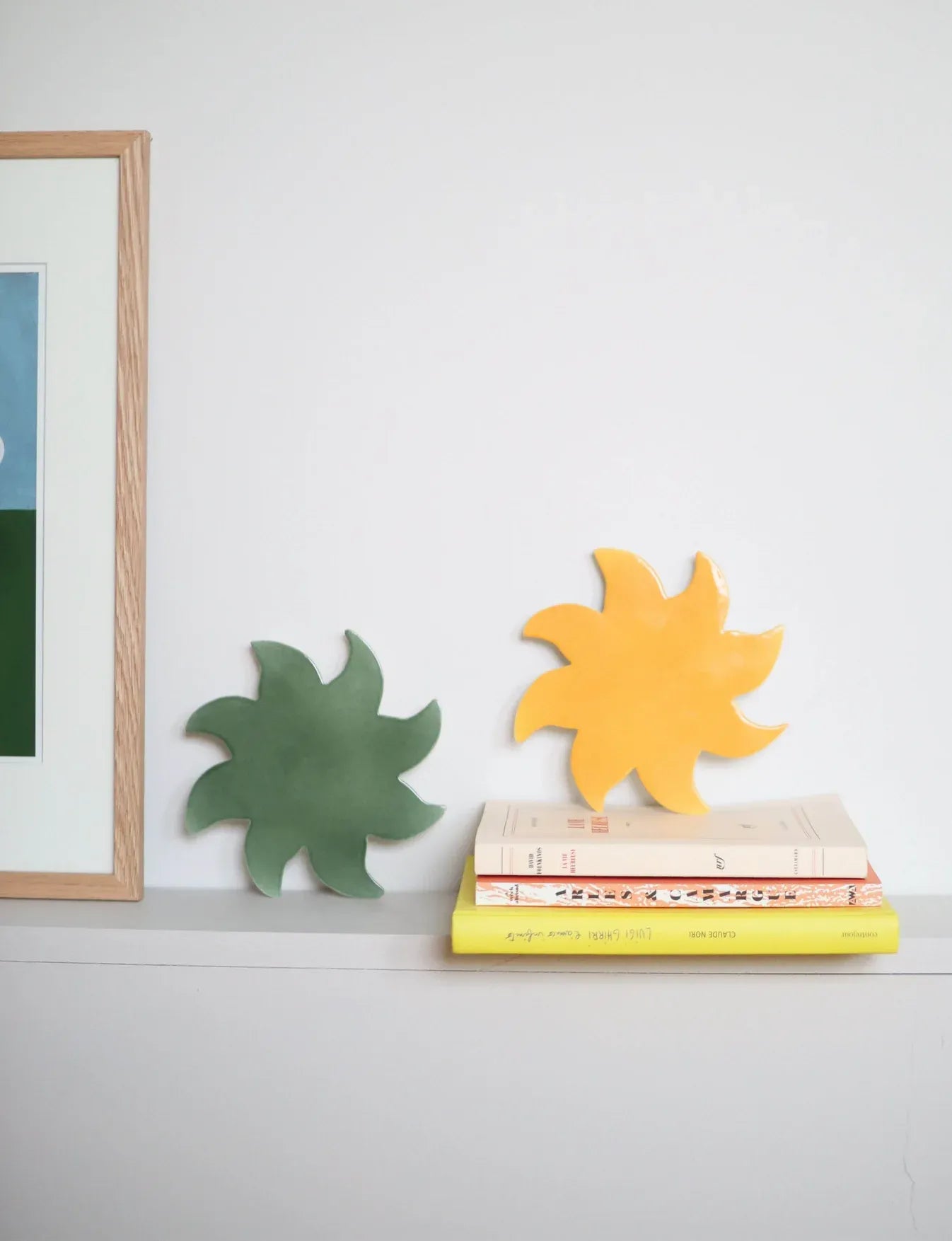 Soleils muraux jaune et vert en céramique Maison Béata dans une composition décorative