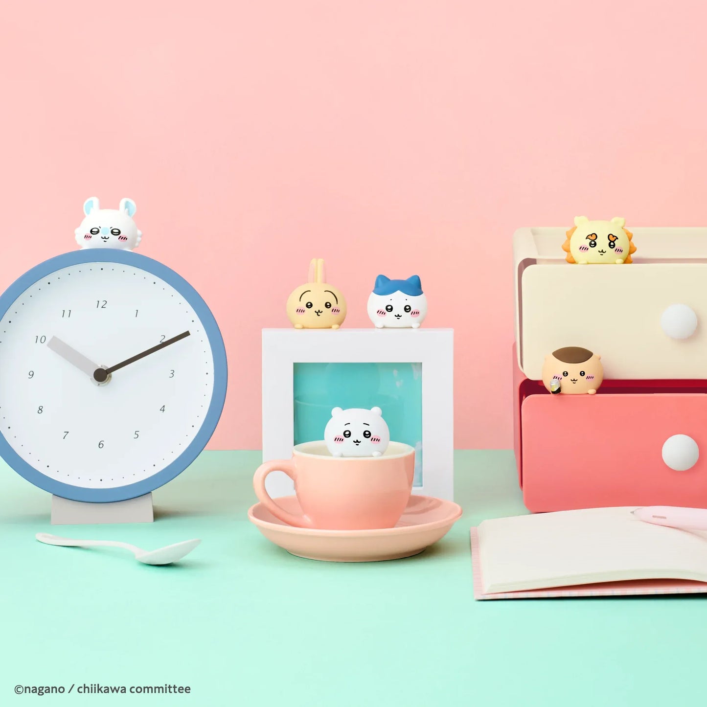 Collection Chiikawa accrochés à plusieurs objets déco colorés