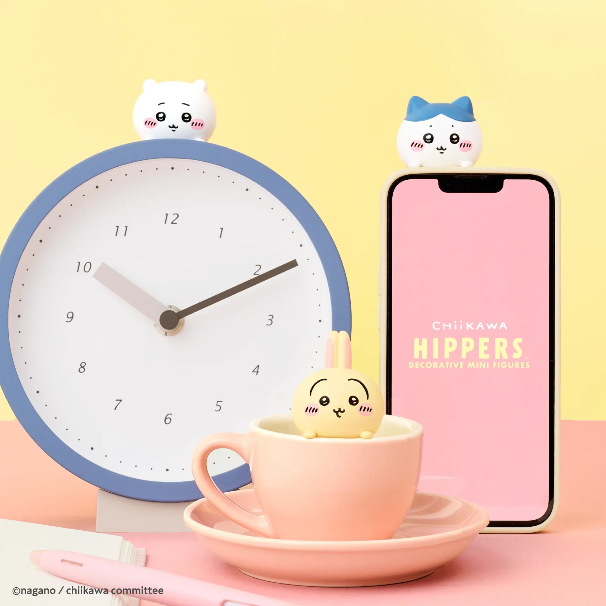 Figurines Chiikawa accrochées à un réveil, un téléphone et une tasse