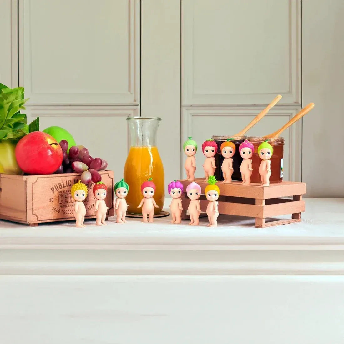 La collection Sonny Angel Fruits devant des fruits, du jus et de la confiture