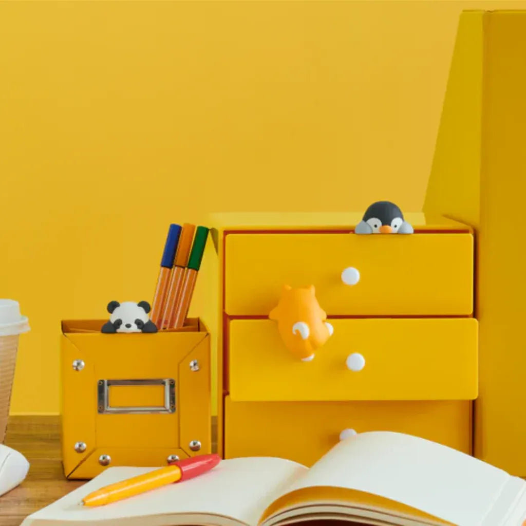 Collection Hippers Funbarus s'amusant dans les tiroirs et les pots à crayons d'un bureau