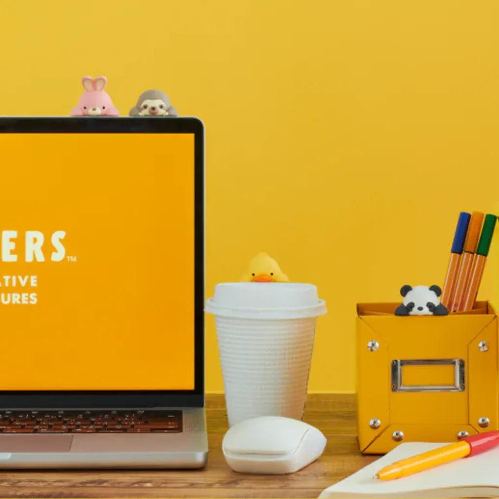 Collection Hippers Funbarus accrochés à plusieurs éléments d'un bureau