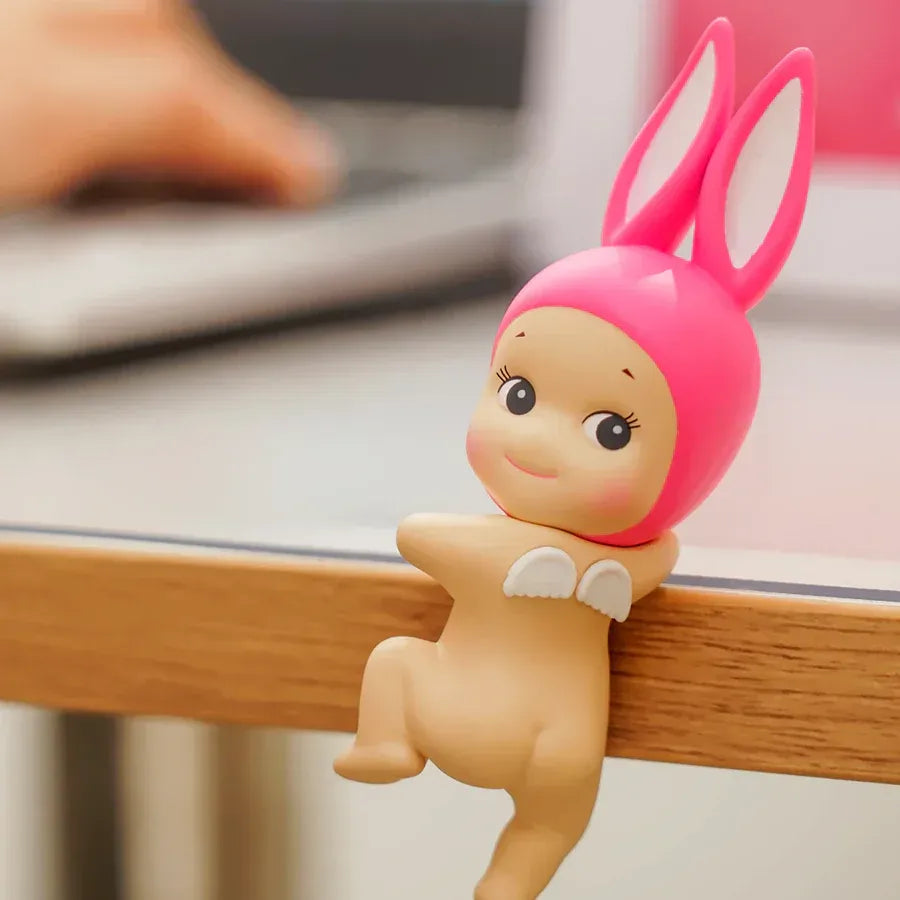 Sonny Angel Hippers Looking Back avec des oreilles de lapin rose