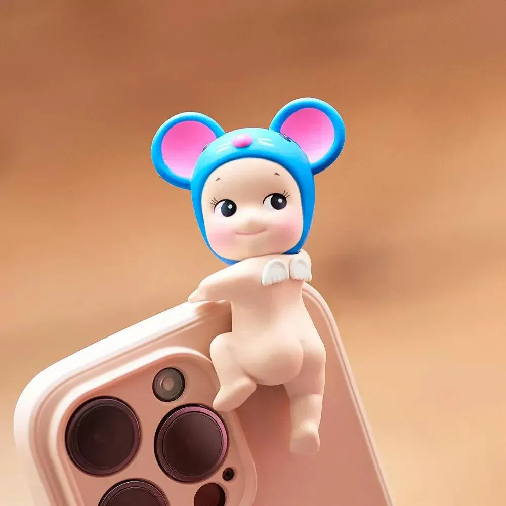 Figurine Sonny Angel Looking Back déguisé en souris et accroché sur un téléphone