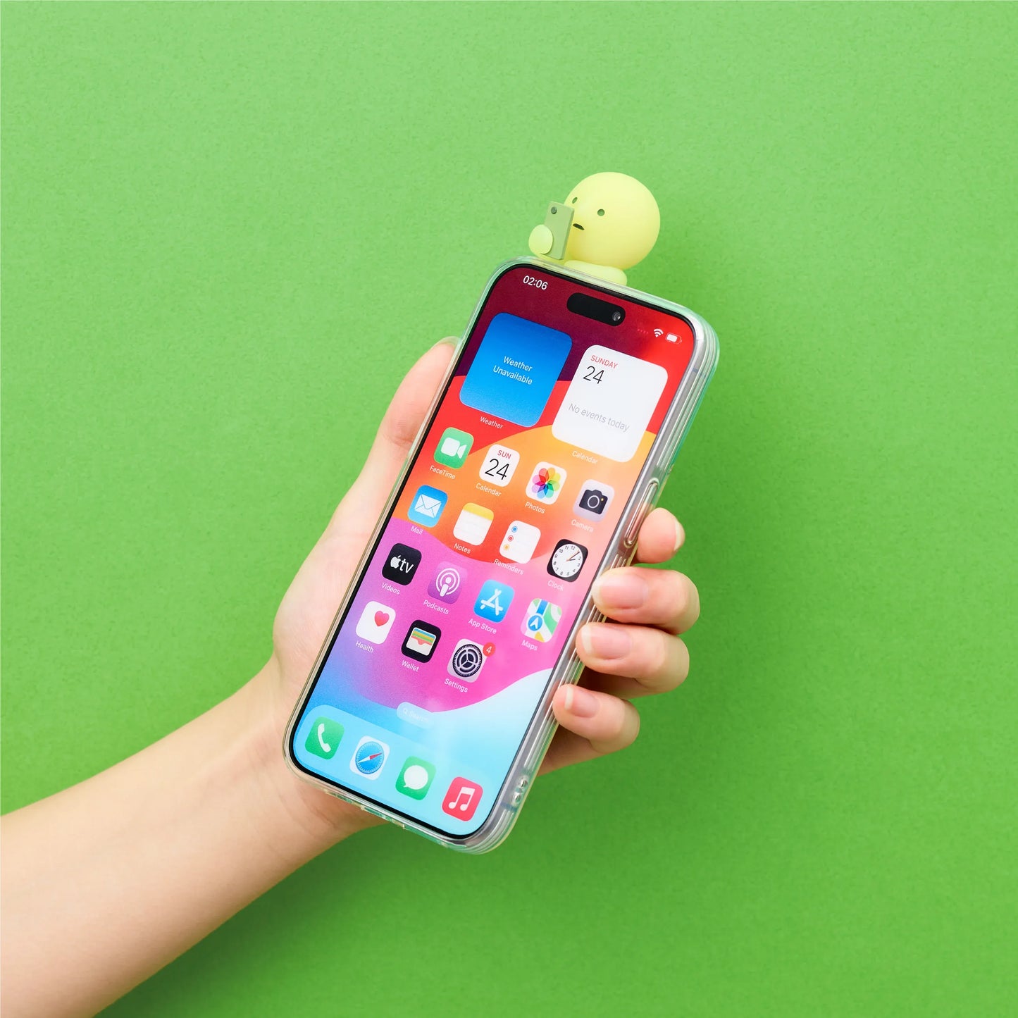 Smiski Hippers accroché sur un téléphone