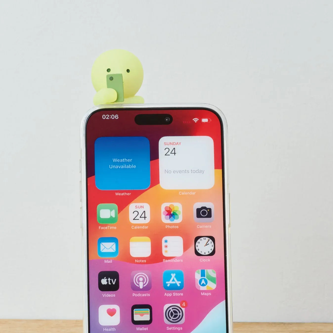 Figurine Smiski Hippers prenant une photo accroché à un téléphone