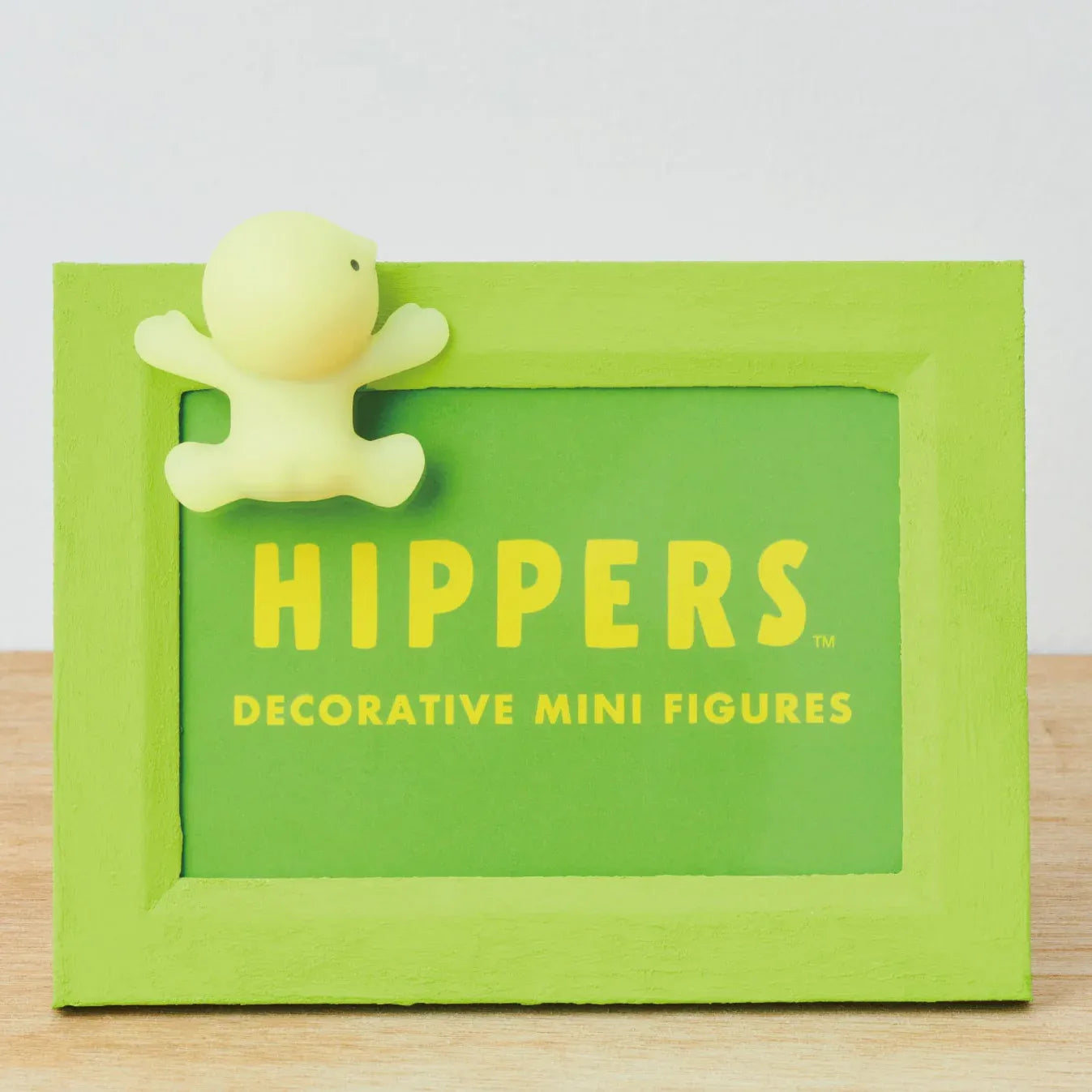 Figurine Smiski Hippers accrochée à un cadre