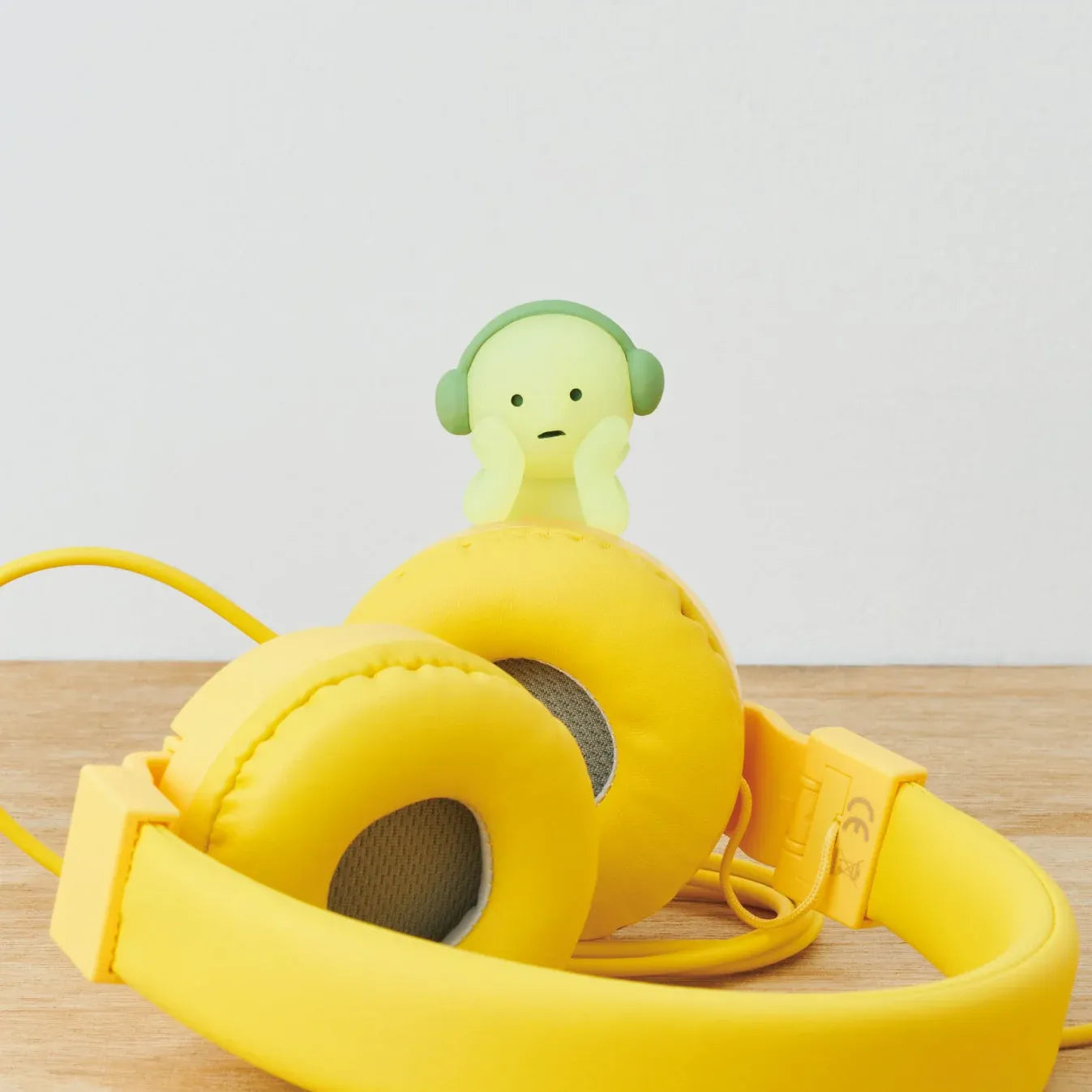 Figurine Smiski Hippers écoutant de la musique sur un casque