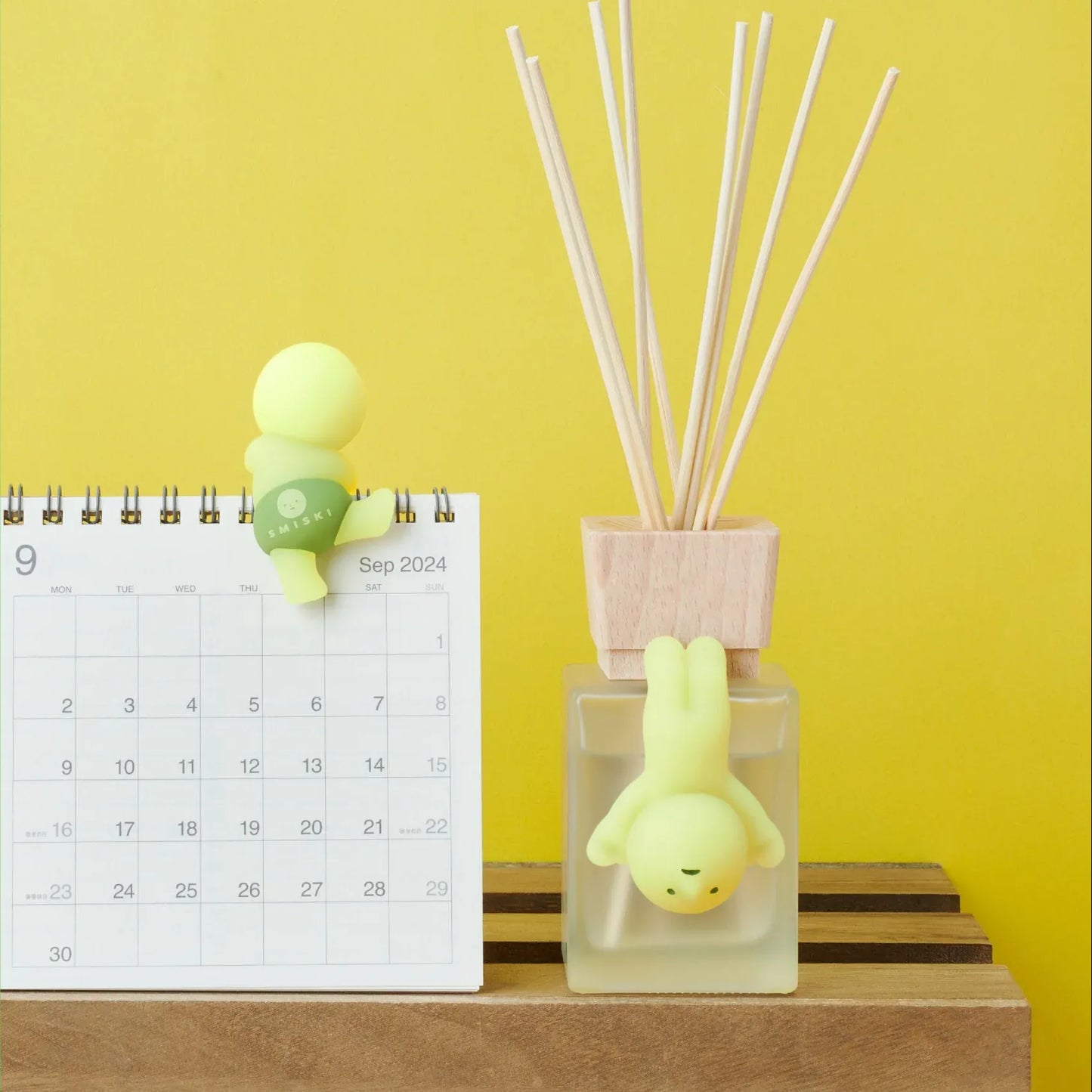 Figurines Smiski Hippers accrochées à des éléments de bureau