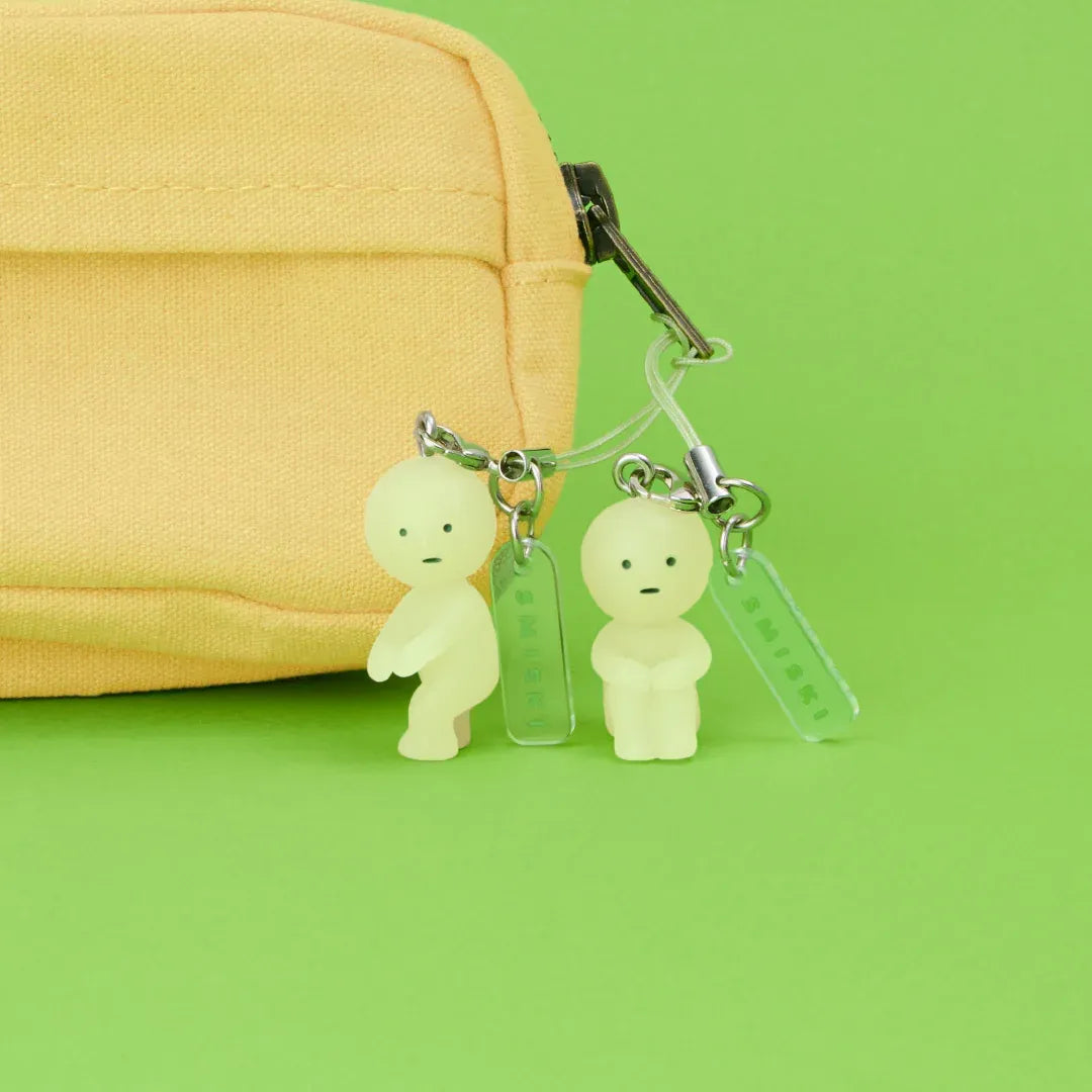 Figurines Smiski Strap Accessories attachées à une trousse