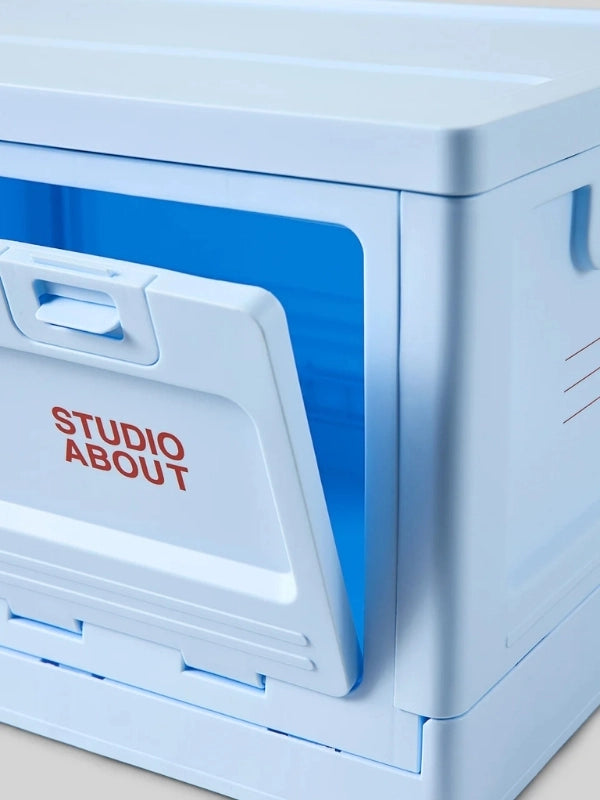Boite bleu clair Studio About focus sur l'ouverture sur le côté qui permet de créer une petite étagère