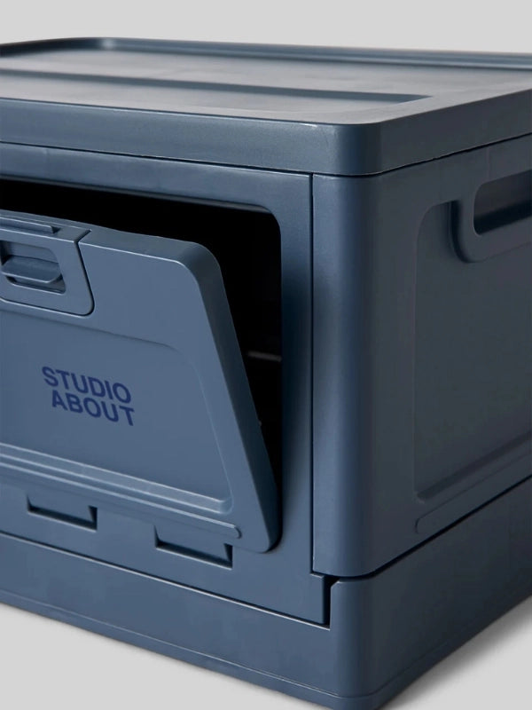 Boite bleu foncé Studio About focus sur l'ouverture sur le côté qui permet de créer une petite étagère
